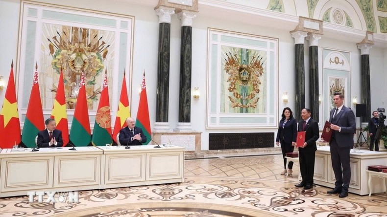El secretario general del Partido Comunista de Vietnam, To Lam y el presidente de Bielorrusia, Aleksandr Lukashenko, presencian la ceremonia de entrega del Programa de Cooperación Cultural entre el Ministerio de Cultura, Deportes y Turismo de Vietnam y el de Cultura de Bielorrusia para el período 2026-2028. (Foto: Thong Nhat/VNA) El secretario general del Partido Comunista de Vietnam, To Lam y el presidente de Bielorrusia, Aleksandr Lukashenko, presencian la ceremonia de entrega del Programa de Cooperación Cultural entre el Ministerio de Cultura, Deportes y Turismo de Vietnam y el de Cultura de Bielorrusia para el período 2026-2028. (Foto: Thong Nhat/VNA)