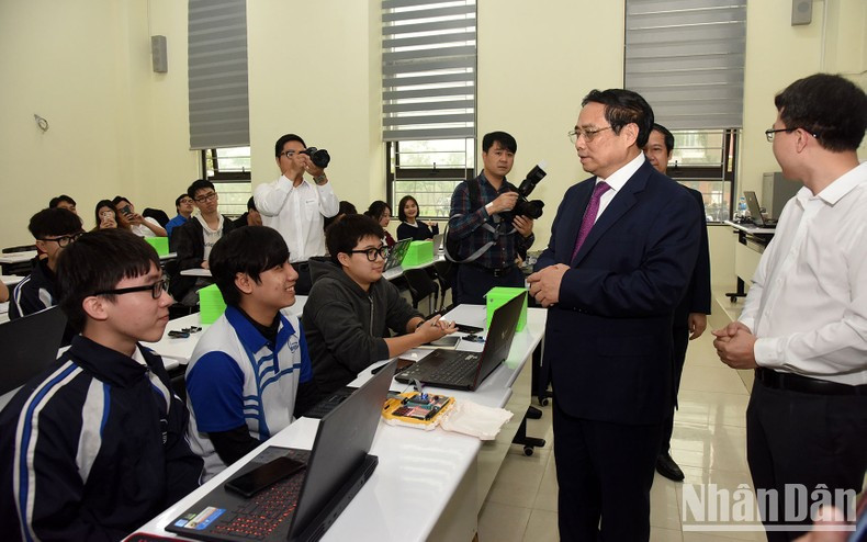 Minh Chinh visita la clase de formación para estudiantes de tecnología de la Universidad Nacional de Hanói. Minh Chinh visita la clase de formación para estudiantes de tecnología de la Universidad Nacional de Hanói.