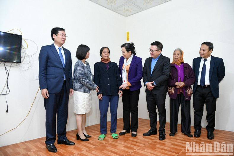 Los delegados visitan y alientan a las familias de las víctimas del Agente Naranja en la comuna de La Son, distrito de Binh Luc.