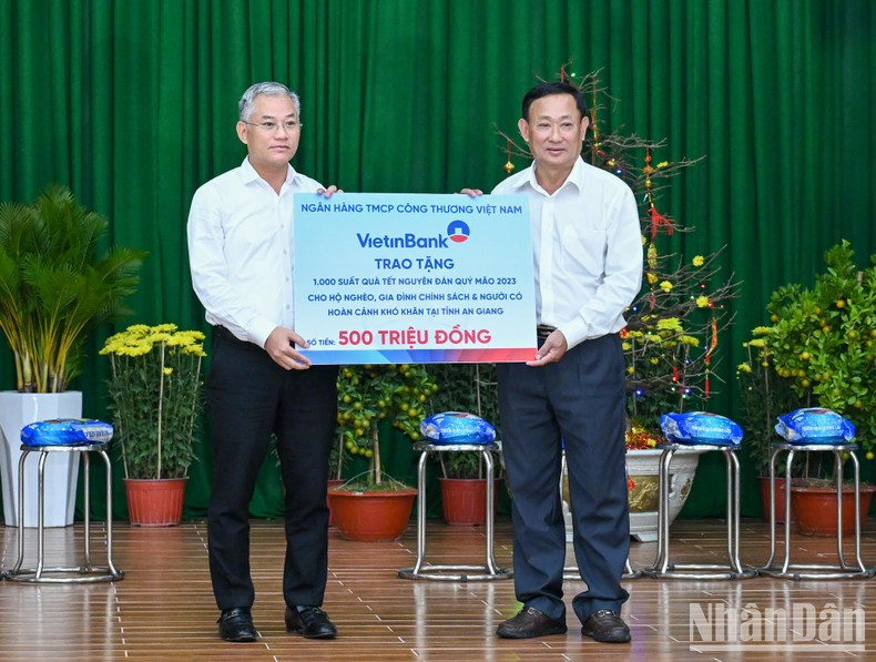 El vicepjefe del Comité de Relaciones Exteriores de la AN, Don Tuan Phong, entrega a ciudadanos pobres de la localidad mil obsequios del Tet patrocinados por el Banco de Industria y Comercio de Vietnam.