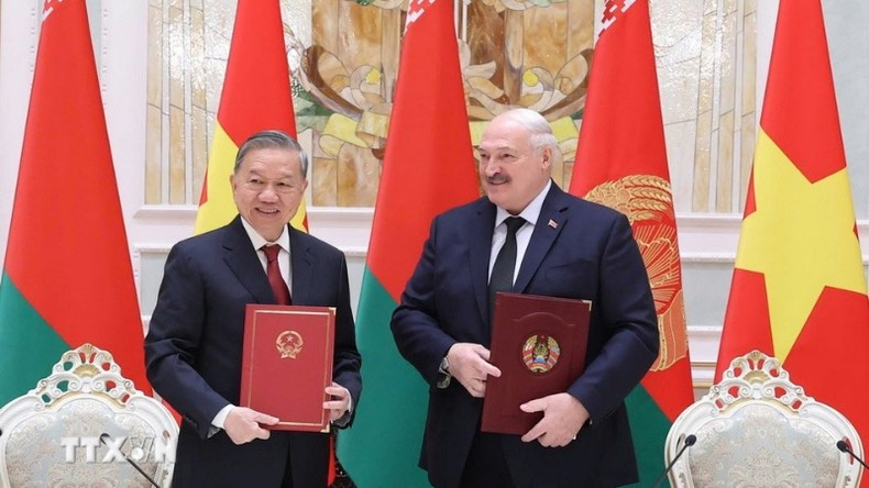 El secretario general del Partido Comunista de Vietnam, To Lam, y el presidente de Bielorrusia, Aleksandr Lukashenko, firman una Declaración Conjunta sobre el establecimiento de la Asociación Estratégica entre las dos naciones. (Foto: Thong Nhat/VNA) El secretario general del Partido Comunista de Vietnam, To Lam, y el presidente de Bielorrusia, Aleksandr Lukashenko, firman una Declaración Conjunta sobre el establecimiento de la Asociación Estratégica entre las dos naciones. (Foto: Thong Nhat/VNA)