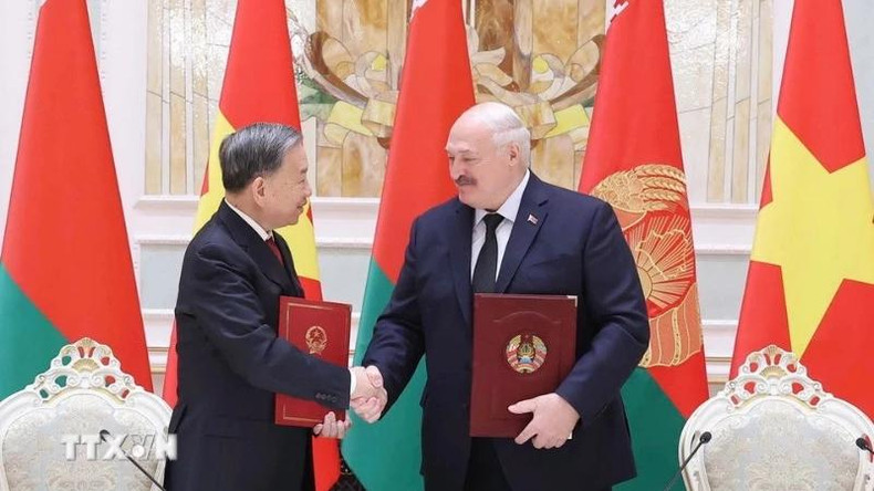 El secretario general del Partido Comunista de Vietnam, To Lam, y el presidente de Bielorrusia, Aleksandr Lukashenko, firman una Declaración Conjunta sobre el establecimiento de la Asociación Estratégica bilateral. (Foto: Thong Nhat/VNA) El secretario general del Partido Comunista de Vietnam, To Lam, y el presidente de Bielorrusia, Aleksandr Lukashenko, firman una Declaración Conjunta sobre el establecimiento de la Asociación Estratégica bilateral. (Foto: Thong Nhat/VNA)