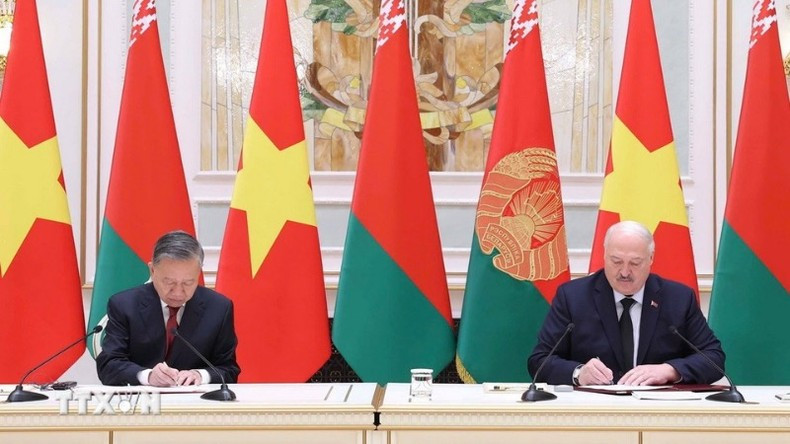 El secretario general del Partido Comunista de Vietnam, To Lam, y el presidente de Bielorrusia, Aleksandr Lukashenko, firman una Declaración Conjunta sobre el establecimiento de la Asociación Estratégica entre las dos naciones. (Foto: Thong Nhat/VNA) El secretario general del Partido Comunista de Vietnam, To Lam, y el presidente de Bielorrusia, Aleksandr Lukashenko, firman una Declaración Conjunta sobre el establecimiento de la Asociación Estratégica entre las dos naciones. (Foto: Thong Nhat/VNA)