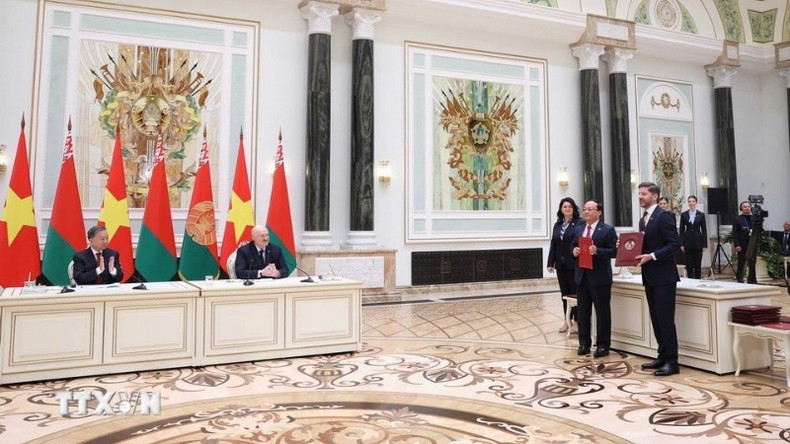 El secretario general del Partido Comunista de Vietnam, To Lam y el presidente de Bielorrusia, Aleksandr Lukashenko, presencian la ceremonia de entrega del Memorándum de Cooperación entre la Voz de Vietnam y la Radio y Televisión Nacional de Bielorrusia. (Foto: Thong Nhat/VNA) El secretario general del Partido Comunista de Vietnam, To Lam y el presidente de Bielorrusia, Aleksandr Lukashenko, presencian la ceremonia de entrega del Memorándum de Cooperación entre la Voz de Vietnam y la Radio y Televisión Nacional de Bielorrusia. (Foto: Thong Nhat/VNA)
