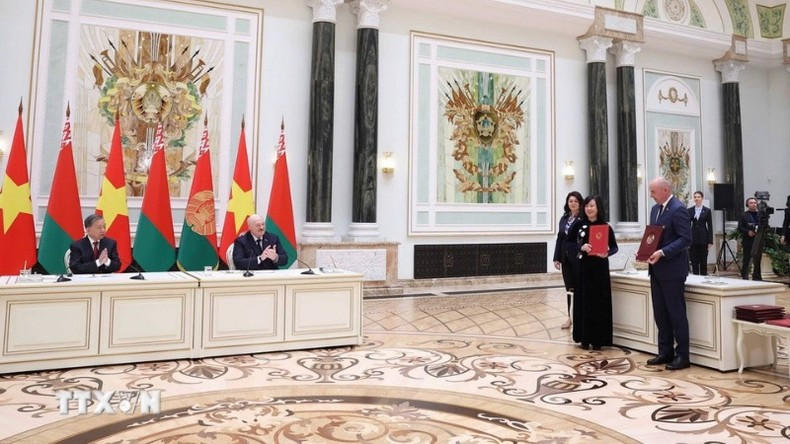 El secretario general del Partido Comunista de Vietnam, To Lam y el presidente de Bielorrusia, Aleksandr Lukashenko, presencian la ceremonia de firma del Memorando de Entendimiento sobre cooperación entre los Ministerios de Salud Pública de Vietnam y Bielorrusia en el sector farmacéutico. (Foto: Thong Nhat/VNA) El secretario general del Partido Comunista de Vietnam, To Lam y el presidente de Bielorrusia, Aleksandr Lukashenko, presencian la ceremonia de firma del Memorando de Entendimiento sobre cooperación entre los Ministerios de Salud Pública de Vietnam y Bielorrusia en el sector farmacéutico. (Foto: Thong Nhat/VNA)