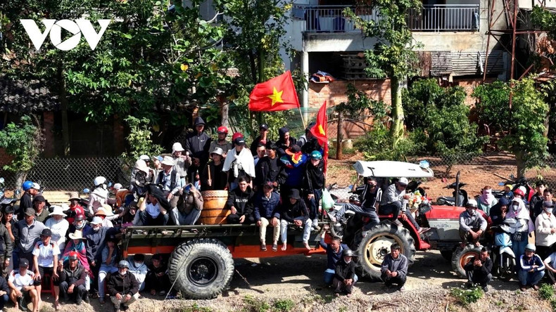 Los aficionados tocan tambores y ondean banderas para dar ánimos a los remeros. Los aficionados tocan tambores y ondean banderas para dar ánimos a los remeros.