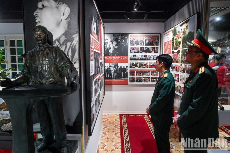 Con motivo del 110 aniversario del nacimiento del General, muchos oficiales, soldados y ciudadanos visitan la reliquia histórica. Con motivo del 110 aniversario del nacimiento del General, muchos oficiales, soldados y ciudadanos visitan la reliquia histórica.
