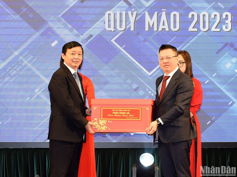 Hong Ha entrega regalos al periódico Nhan Dan. Hong Ha entrega regalos al periódico Nhan Dan.