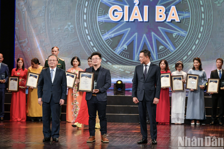Entregan el tercer premio al los autores. (Foto: Thanh Dat) Entregan el tercer premio al los autores. (Foto: Thanh Dat)