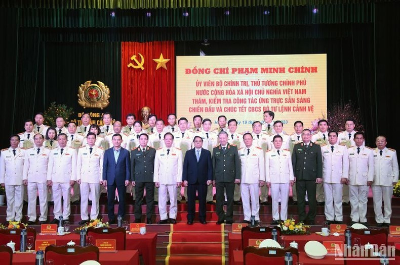Minh Chinh y oficiales y soldados del Alto Mando de Guardia. Minh Chinh y oficiales y soldados del Alto Mando de Guardia.