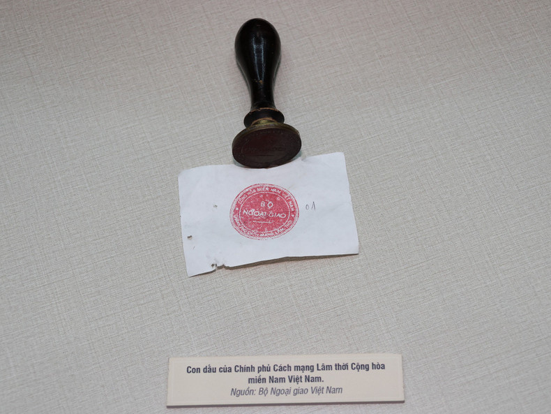 Sello del Gobierno Revolucionario Provisional de la República de Vietnam del Sur (Fotografía: Centro Nacional de Archivos III) Sello del Gobierno Revolucionario Provisional de la República de Vietnam del Sur (Fotografía: Centro Nacional de Archivos III)
