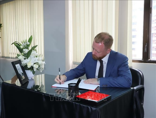 El cónsul general adjunto de Rusia en Hong Kong (China), Vadim Savin, firma el libro de condolencias en memoria del secretario general Nguyen Phu Trong.