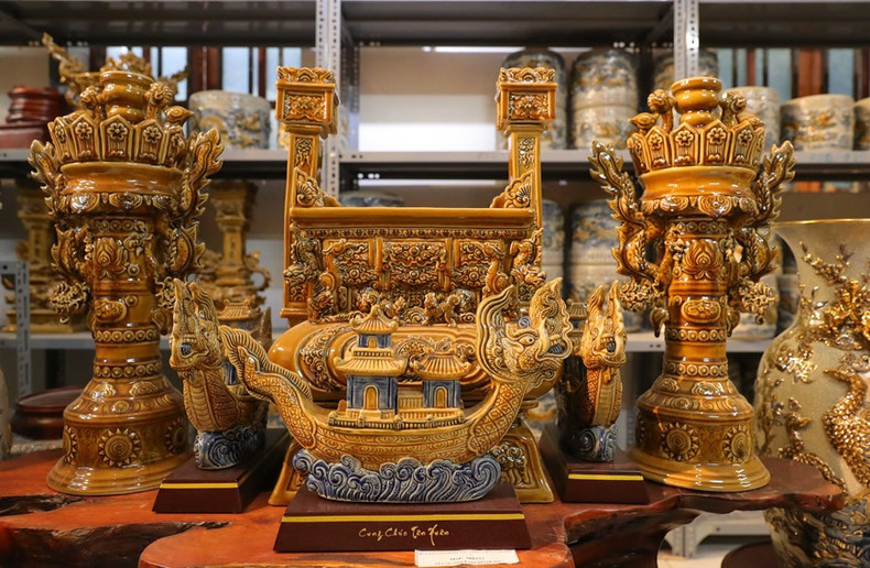 Los productos cerámicos de Bat Trang son lujosos y sofisticados, con meticulosos patrones pintados a mano, esmalte brillante, fáciles de limpiar y no manchan. Los productos cerámicos de Bat Trang son lujosos y sofisticados, con meticulosos patrones pintados a mano, esmalte brillante, fáciles de limpiar y no manchan.