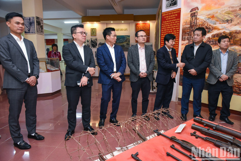 Los delegados admiran los armamentos a través de los períodos en la casa memorial.