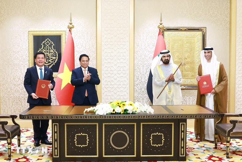 El primer ministro de Vietnam, Pham Minh Chinh, y el vicepresidente y premier de los EAU, Jeque Mohammed bin Rashid Al Maktoum, presencian la firma del Acuerdo de Asociación Económica Integral entre los dos países. El primer ministro de Vietnam, Pham Minh Chinh, y el vicepresidente y premier de los EAU, Jeque Mohammed bin Rashid Al Maktoum, presencian la firma del Acuerdo de Asociación Económica Integral entre los dos países.