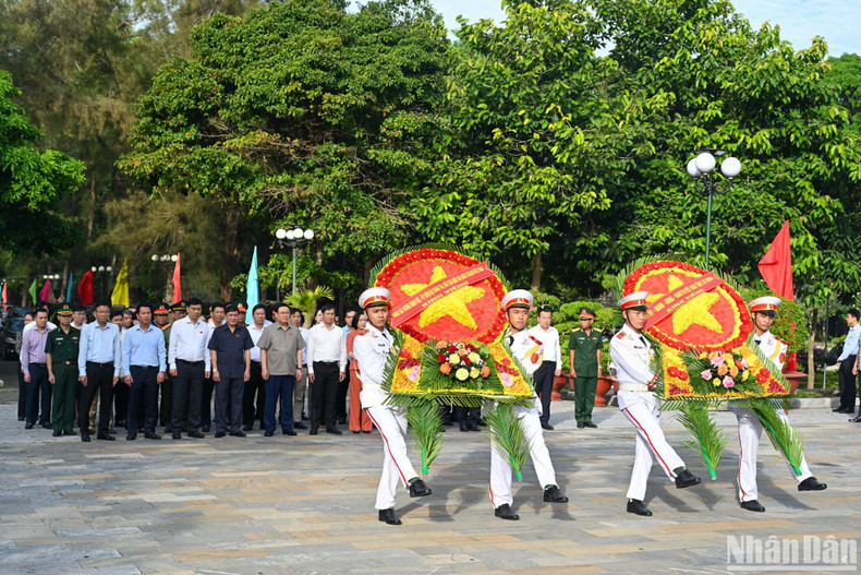 La ceremonia de ofrenda de flores.