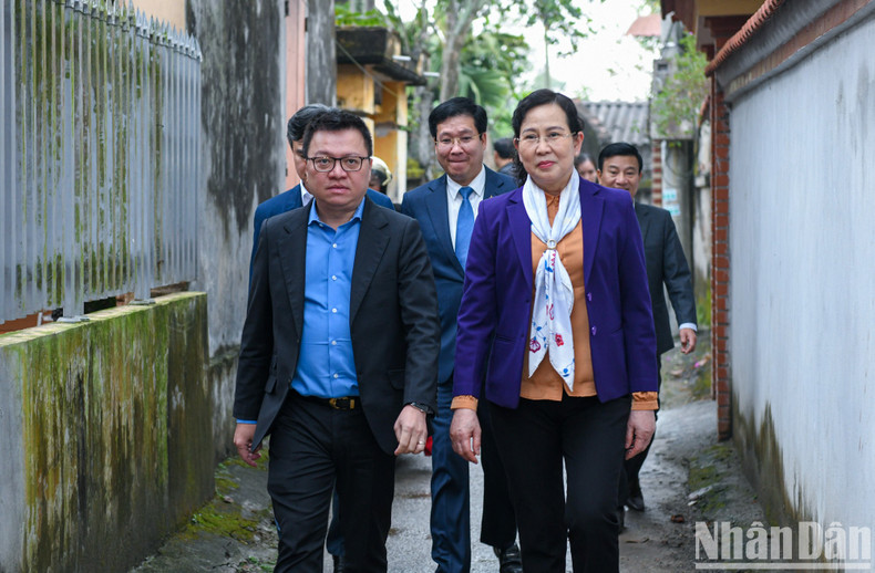 Quoc Minh y Le Thi Thuy visitan la casa entregada a Bo Thi Gai, residente en la comuna de La Son.