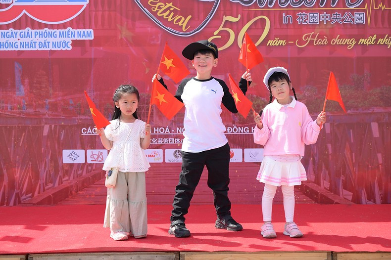 Los niños entusiasmados con la bandera roja con la estrella amarilla.