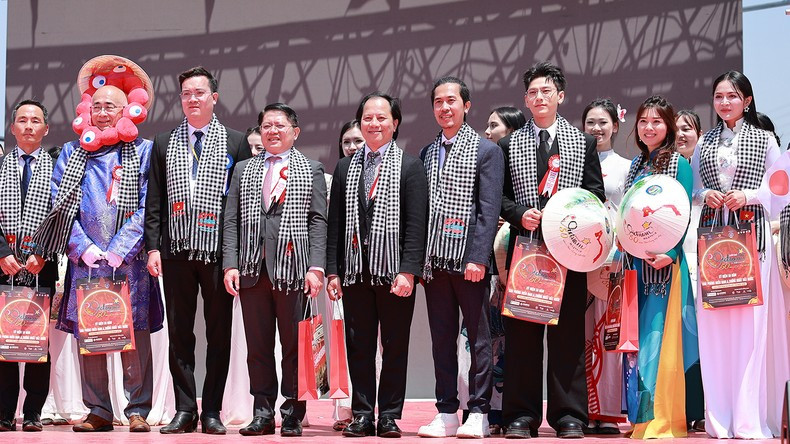 Los organizadores entregan sombreros cónicos y bufandas a los delegados y artistas asistentes al programa.