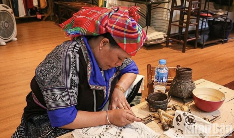 El arte de dibujar patrones sobre tela con cera de abejas