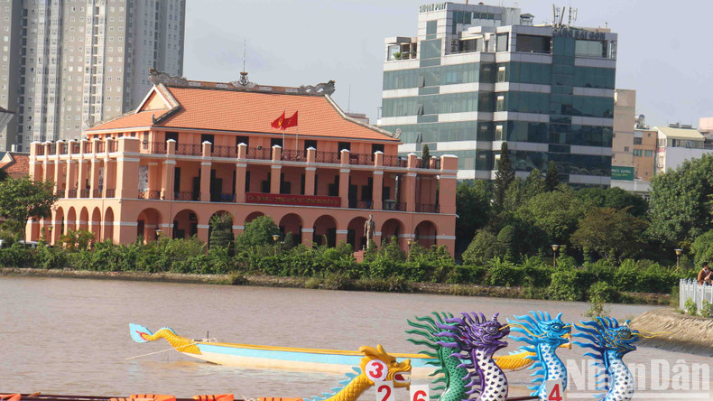 El edificio fue construido por los franceses, por lo que su arquitectura tiene una fuerte influencia occidental, con grandes pilares, ventanas dispuestas alrededor del edificio y un espacio majestuoso y lujoso. Lo interesante es que las características arquitectónicas asiáticas se insertan hábilmente, creando una singular y bella mezcla entre Europa y Asia. El edificio fue construido por los franceses, por lo que su arquitectura tiene una fuerte influencia occidental, con grandes pilares, ventanas dispuestas alrededor del edificio y un espacio majestuoso y lujoso. Lo interesante es que las características arquitectónicas asiáticas se insertan hábilmente, creando una singular y bella mezcla entre Europa y Asia.