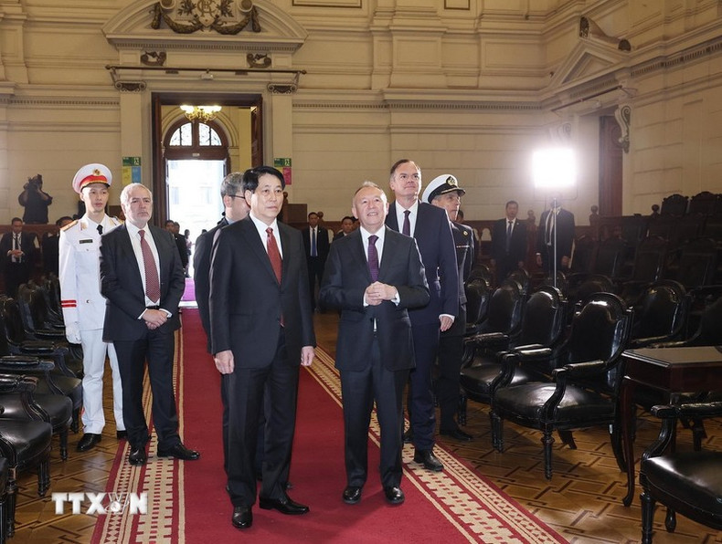 El presidente de Vietnam, Luong Cuong, y el titular del Senado de Chile, José García Ruminot. El presidente de Vietnam, Luong Cuong, y el titular del Senado de Chile, José García Ruminot.