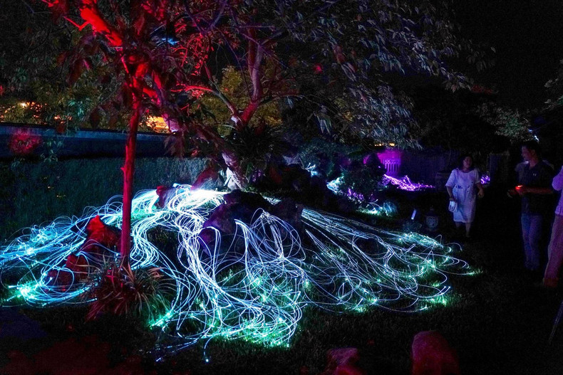Para crear las 12 obras, el equipo construyó un sistema de control centralizado que incluye nueve servidores de datos, muchos kilómetros de cables y más de cuatro mil 500 fuentes de luz para aportar vitalidad a edificios, jardines, árboles, rocallas y zonas lacustres.