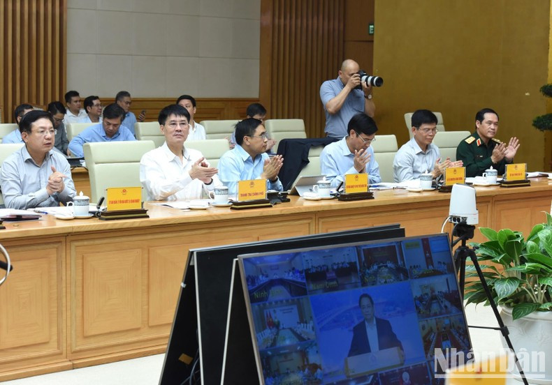 Los representantes de los ministerios, departamentos y sectores.