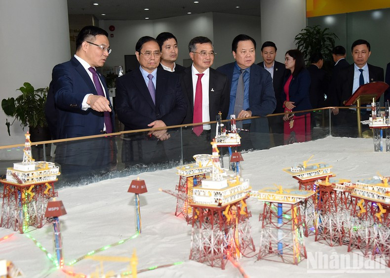 El director general de Petrovietnam, Le Manh Hung, presenta a Minh Chinh las líneas de negocio de la entidad.