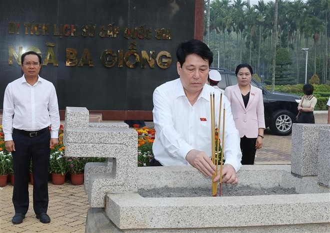 El presidente Luong Cuong ofreció flores e incienso en el Sitio Histórico Nacional Nga Ba Giong. (Foto: VNA) El presidente Luong Cuong ofreció flores e incienso en el Sitio Histórico Nacional Nga Ba Giong. (Foto: VNA)