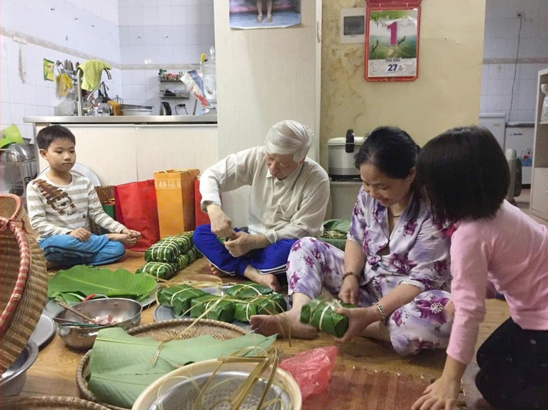El secretario general del Partido Comunista y presidente de Vietnam, Nguyen Phu Trong, y su familia elaboran banh chung con motivo de la mayor fiesta nacional en 2019.