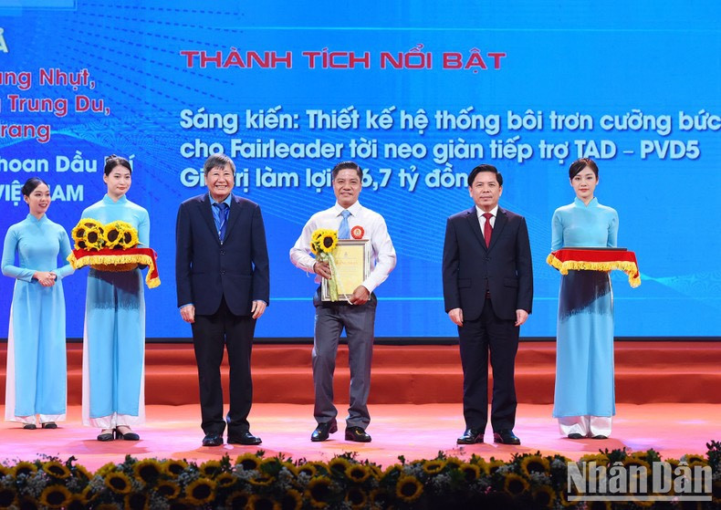 El secretario del Comité del Partido en el Bloque de Órganos Centrales, Nguyen Van The, y el vicepresidente permanente de la Confederación General del Trabajo de Vietnam, Tran Thanh Hai, entregan certificado de mérito a los particulares con logros destacados. El secretario del Comité del Partido en el Bloque de Órganos Centrales, Nguyen Van The, y el vicepresidente permanente de la Confederación General del Trabajo de Vietnam, Tran Thanh Hai, entregan certificado de mérito a los particulares con logros destacados.