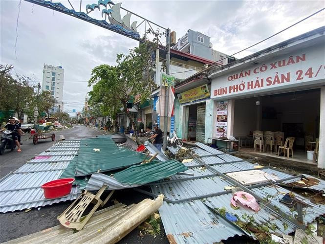 Pobladores de Quang Ninh despejan la calle tras el paso deo Yagi. (Foto: VNA) Pobladores de Quang Ninh despejan la calle tras el paso deo Yagi. (Foto: VNA)