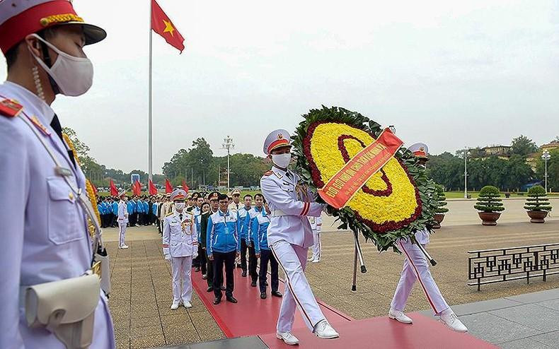 Bui Quang Huy, miembro suplente del Comité Central del Partido Comunista de Vietnam y primer secretario de la mayor organización juvenil vietnamita y los delegados. Bui Quang Huy, miembro suplente del Comité Central del Partido Comunista de Vietnam y primer secretario de la mayor organización juvenil vietnamita y los delegados.