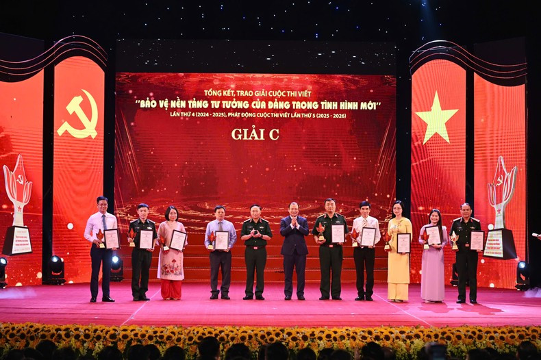 Los autores reciben el Premio C. Los autores reciben el Premio C.