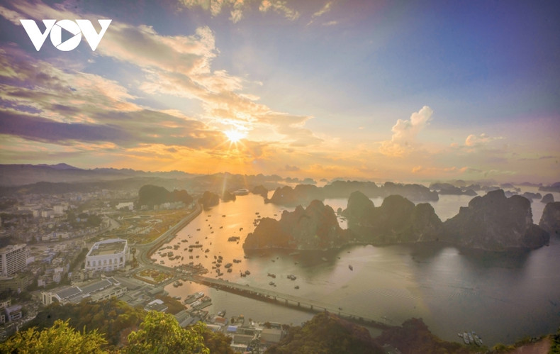 Desde la cima de la montaña se pueden divisar una esquina de la bahía de Ha Long y una panorámica desde Hon Gai hasta Bai Chay. Al amanecer, la escena se magnifica con el rocío de la mañana alrededor de las islas rocosas onduladas, y al atardecer, las calles se iluminan intensamente.