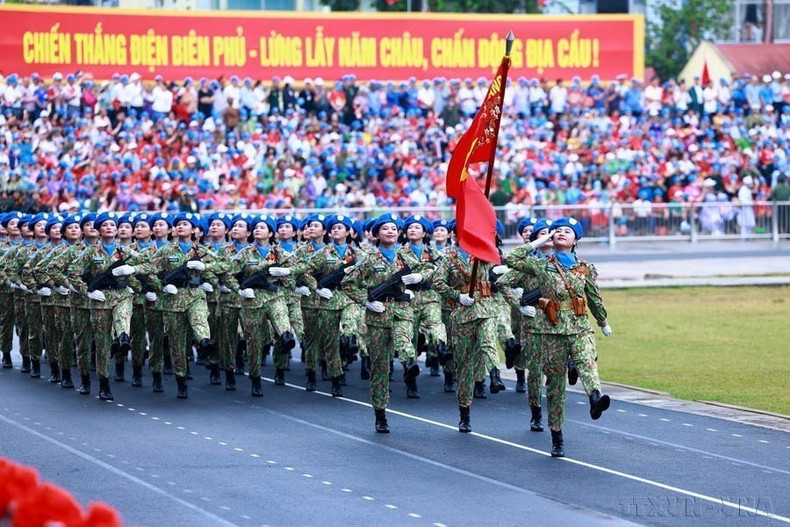 Oficiales femeninas de las fuerzas de mantenimiento de la paz que participan en el desfile militar en el 70 aniversario de la Victoria de Dien Bien Phu (el 7 de mayo de 1954-el 7 de mayo de 2024).