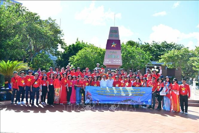 Los connacionales visitan el distrito insular de Truong Sa (Foto: VNA)