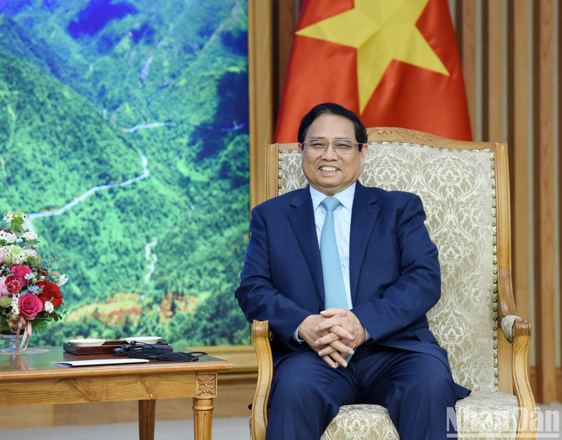 Minh Chinh habla en la cita. Minh Chinh habla en la cita.