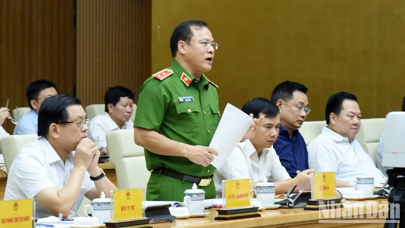 El teniente general Nguyen Van Long, viceministro de Seguridad Pública presenta el informe sobre los resultados de un año de implementación del Documento número 452/TTg-KSTT, de fecha 23 de mayo de 2024, del primer ministro que dirige la resolución de los "cuellos de botella" en el Proyecto 06. El teniente general Nguyen Van Long, viceministro de Seguridad Pública presenta el informe sobre los resultados de un año de implementación del Documento número 452/TTg-KSTT, de fecha 23 de mayo de 2024, del primer ministro que dirige la resolución de los "cuellos de botella" en el Proyecto 06.