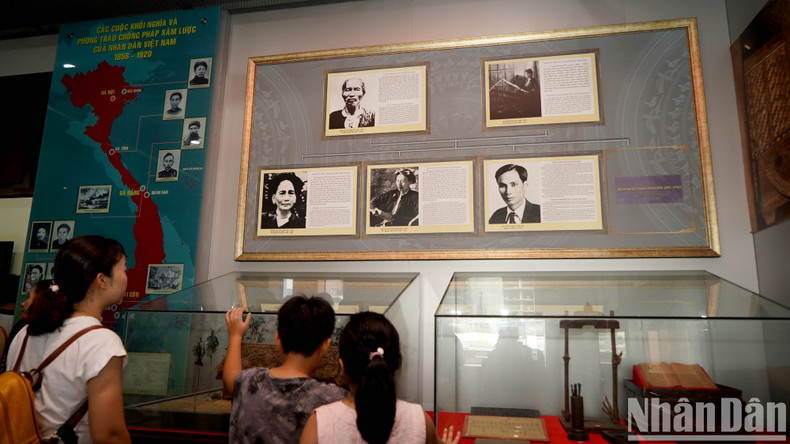 Con motivo del 134 aniversario del natalicio del Presidente Ho Chi Minh y el 113 de su expatriación para buscar el camino de salvación de la nación, muchas delegaciones de las provincias y ciudades visitan por estos días el museo para recordar las grandes contribuciones del prócer vietnamita. Con motivo del 134 aniversario del natalicio del Presidente Ho Chi Minh y el 113 de su expatriación para buscar el camino de salvación de la nación, muchas delegaciones de las provincias y ciudades visitan por estos días el museo para recordar las grandes contribuciones del prócer vietnamita.