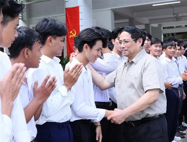 El primer ministro Pham Minh Chinh y estudiantes del internado para minorías étnicas en An Giang (Foto: VNA) El primer ministro Pham Minh Chinh y estudiantes del internado para minorías étnicas en An Giang (Foto: VNA)