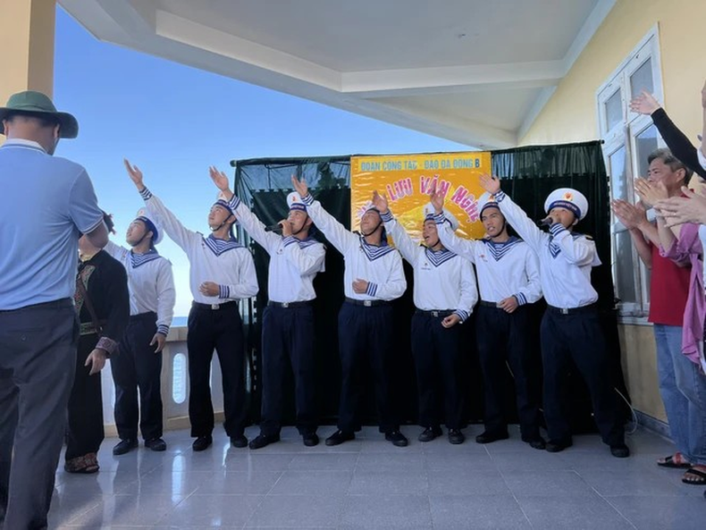 Los soldados forman un coro. Los soldados forman un coro.