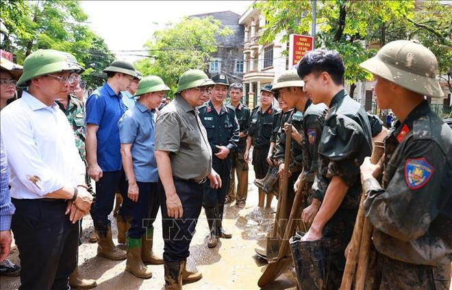 El primer ministro Pham Minh Chinh alienta a las fuerzas que participan en la lucha contra las consecuencias de las inundaciones en la ciudad de Yen Bai, en la provincia norteña de Yen Bai, tras el paso del tifón Yagi en septiembre de 2024. (Foto: VNA)