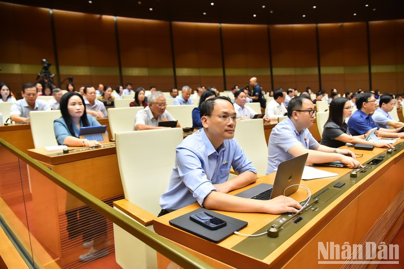 Con la mayoría de votos a favor, la Asamblea Nacional decidió reajustar la agenda de su séptimo período de sesiones, de acuerdo con el cual, se permitió la inclusión en los contenidos de las reuniones al respecto el de aprobación de la propuesta del primer ministro, Pham Minh Chinh, sobre la liberación de To Lam del cargo de titular de Seguridad Pública. Con la mayoría de votos a favor, la Asamblea Nacional decidió reajustar la agenda de su séptimo período de sesiones, de acuerdo con el cual, se permitió la inclusión en los contenidos de las reuniones al respecto el de aprobación de la propuesta del primer ministro, Pham Minh Chinh, sobre la liberación de To Lam del cargo de titular de Seguridad Pública.
