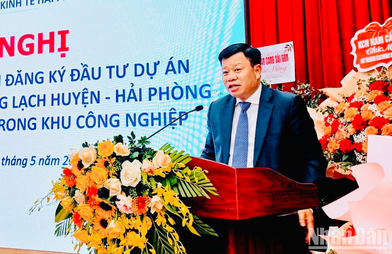 El jefe de la Autoridad de la Zona Económica de Hai Phong, Le Trung Kien, habla en la cita. El jefe de la Autoridad de la Zona Económica de Hai Phong, Le Trung Kien, habla en la cita.