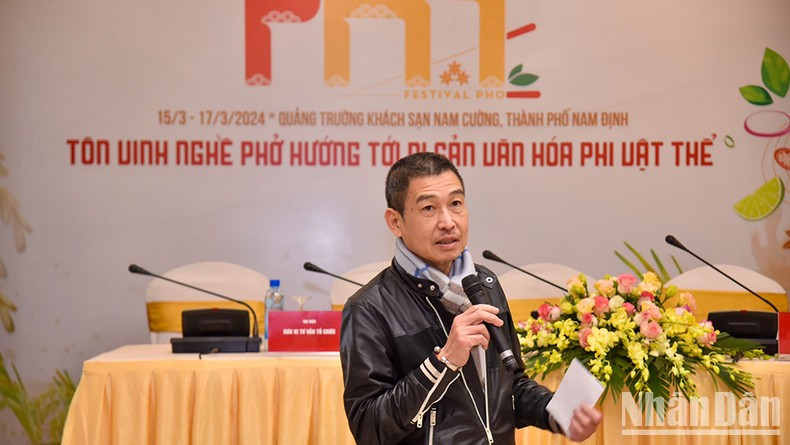 El artista Le Thiet Cuong habla en el acto.