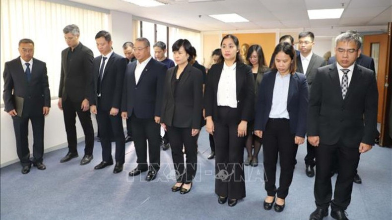 Funcionarios del Consulado General de Vietnam en Hong Kong y Macao (China) en el acto de homenaje.