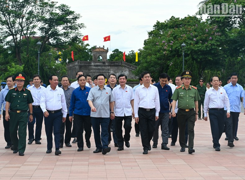 Dinh Hue y los participantes visitan la reliquia nacional especial de la antigua ciudadela de Quang Tri.
