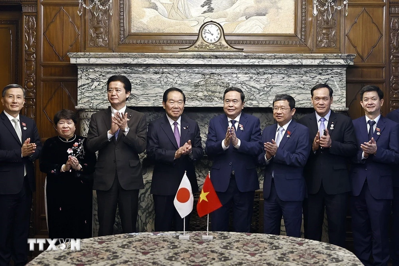 El presidente de la Asamblea Nacional vietnamita, Tran Thanh Man, el titular de la Cámara de Representantes japonesa, Nukaga Fukushiro, y los delegados. El presidente de la Asamblea Nacional vietnamita, Tran Thanh Man, el titular de la Cámara de Representantes japonesa, Nukaga Fukushiro, y los delegados.